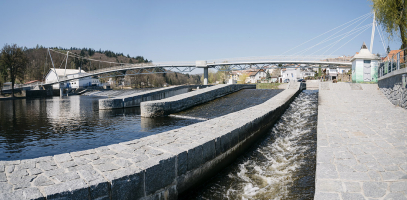 Řešení obou břehů i lávky navázalo na stavební úpravy spojené s realizací Václavského jezu