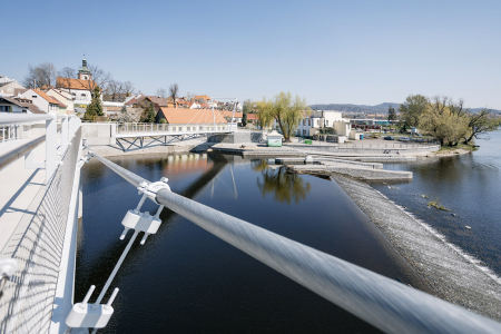 Tvar lávky u pravého břehu byl optimalizován tak, aby se dosáhlo plynulé, symetrické průhybové křivky mostovky a rovnoměrného rozdělení vnitřních sil