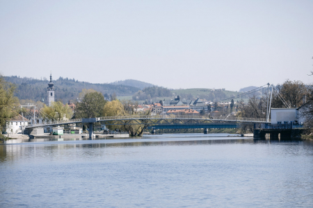 Lávka z pravého břehu je visutá na dvou lanech parabolického tvaru, zakončených na tělese lávky ve směru tečny ke křivce mostovky. Z levého břehu je lávka zavěšená na třech dvojicích závěsů.
