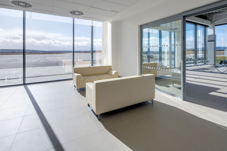 Rozlehlé podlahové plochy Letiště České Budějovice pokryly velkoformátové dlaždice RAKO ze série Taurus Granit