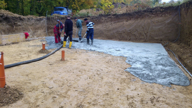 Obr. 2: Příprava podkladu pod bílou vanu