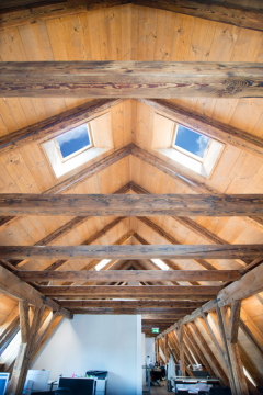 Extra štíhlá střešní okna v sídle firmy Lasvit v Novém Boru