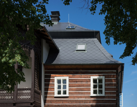 Extra štíhlá střešní okna v sídle firmy Lasvit v Novém Boru