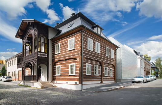 Extra štíhlá střešní okna v sídle firmy Lasvit v Novém Boru