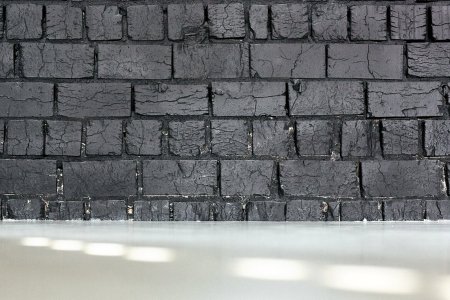 Původní zdivo doplňuje litá podlaha