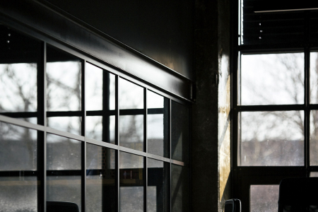 Nová ocelová okna mají pravidelné, téměř čtvercové členění