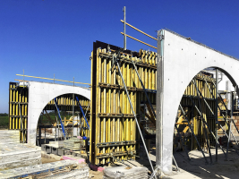 Obr. 3: Vinařství Lahofer – velké plochy bez viditelných spár vytvořené pomocí nosníkového bednění Doka Top 50 (realizace Brestt)