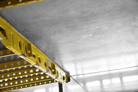 Obr. 5: Bytový dům v Letňanech, uplatnění stropního bednění Dokadek 30. Hladký otisk na stropních deskách přinesla inovační deska Xlife (realizace Terracon).