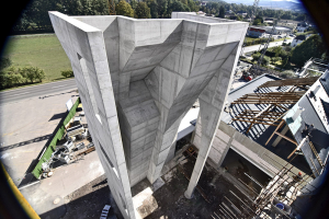 Obr. 8: Monolit výcvikového centra hasičského záchranného sboru ve Velkém Poříčí vytvořený pomocí zvláštního bednění Doka (realizace StylBau, spol. s r. o.)