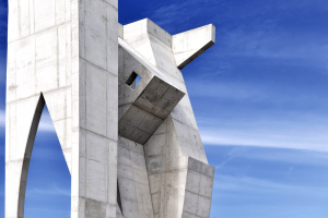 Obr. 9: Monolit výcvikového centra hasičského záchranného sboru ve Velkém Poříčí vytvořený pomocí zvláštního bednění Doka (realizace StylBau, spol. s r. o.)