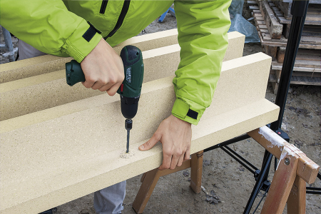 Předvrtání otvorů pro pojistné šrouby