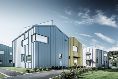 Bør Hill – 23 rodinných domů s pestrobarevnou hliníkovou fasádou značky PREFA