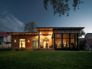 Dům se sloupy z douglasky, Dřevostavby Biskup, s. r. o.