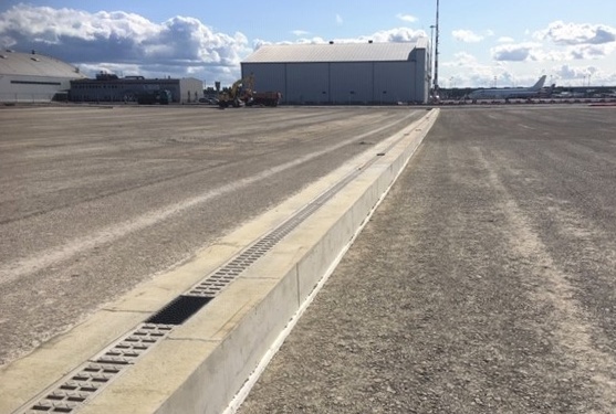 Letiště v Rize odvodňují žlaby pro zatížení až F900 kN