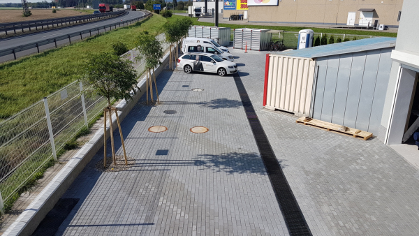 Extrémně odolné žlaby MEA pro vsakování dešťové vody v průmyslovém areálu Koutný