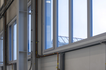 Výrobní hala v pasivním standardu s okny GENEO