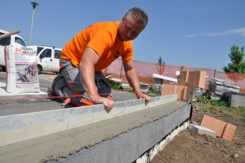 Obr. 1: Příprava podkladu – nejprve je nutné zhotovit zakládací maltu, která se dokonale zniveluje 