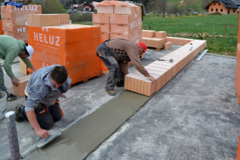 Obr. 2: Založí se první řada zdiva z broušených cihel obvykle do jeden den zralé zakládací malty