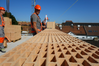 Obr. 4: Očistí se ložná plocha cihel (cihly není potřeba vlhčit)