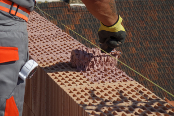 Obr. 5a: Způsob nanášení – malta se nanáší strukturovaným systémovým válečkem rovnoměrně do kříže, aby pokryla všechna vnitřní i obvodová žebra ložné plochy cihel a přitom nestékala do otvorů a po jejich obvodu. Maltu HELUZ SIDI lze použít při teplotách od +1 °C. Povrch čerstvě nanesené malty nesmí být vystaven účinkům deště, stejně jako u klasických malt.