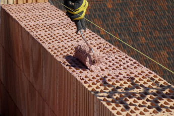 Obr. 5b: Způsob nanášení – malta se nanáší strukturovaným systémovým válečkem rovnoměrně do kříže, aby pokryla všechna vnitřní i obvodová žebra ložné plochy cihel a přitom nestékala do otvorů a po jejich obvodu. Maltu HELUZ SIDI lze použít při teplotách od +1 °C. Povrch čerstvě nanesené malty nesmí být vystaven účinkům deště, stejně jako u klasických malt.