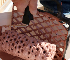 Obr. 6: Množství nanášené malty lze regulovat otřením válečku o plastovou mřížku