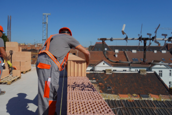 Obr. 7: Po nanesení malty je doba pro uložení a vyrovnání cihel do maltového lože 15 minut. Čas pro nanesení malty a uložení cihel je tedy zhruba dvojnásobný oproti cementovým tenkovrstvým maltám. Plnohodnotné zpevnění spoje v běžných klimatických podmínkách nastává do 7 dnů.