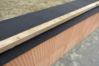 Obr. 8: Po skončení práce chráníme korunu stěny proti zatečení vody