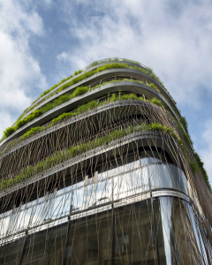 Nároží do ulice je měkce modelované, podlaží nepravidelně ustupují směrem vzhůru. Před fasádou poutají pozornost proplétané, ohýbané kovové konstrukce.