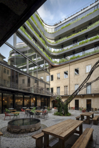 Příjemný dvůr do značné míry formuje barokní palác, zelené terasy novostavby mu dodávají dynamiku