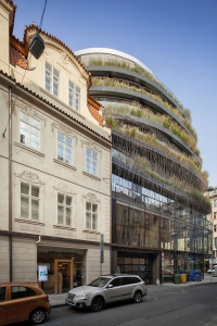 Nová budova přináší do místa osvěžení také díky zeleni na střeše a na fasádě