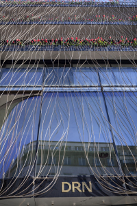 Mříž na skleněné fasádě je uměleckým dílem