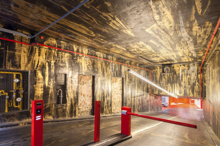 Vjezd do garáží je skutečně ojedinělý díky malbám Patrika Hábla