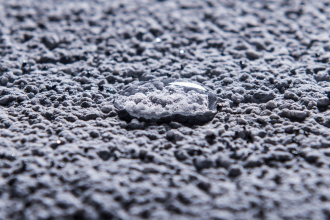 Povrch omítky TetraCem je vodoodpudivý a se samočisticím efektem