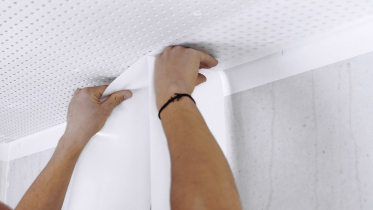 Další novinku je samolepicí páska Cleaneo Tape 