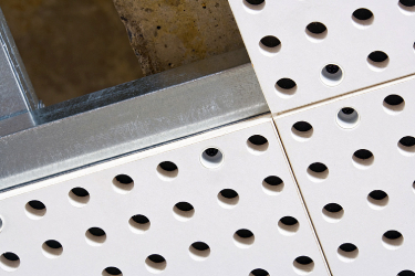 Z větší vzdálenosti je spára neznatelná. Obdobné platí pro zápustnou krytku.