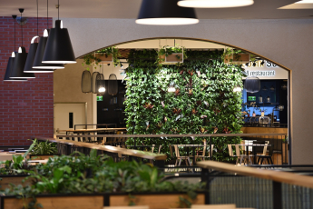 prostory Food Courtu OC Olympia Plzeň (autor konceptu neuveden).