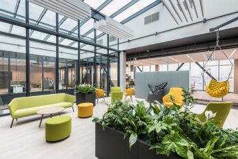 Zdravé prostředí a udržitelnost: Doosan Bobcat v Dobříši (autor konceptu Červený klobouk ateliér)