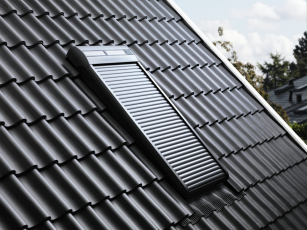 Levnější stín s venkovní roletou VELUX 