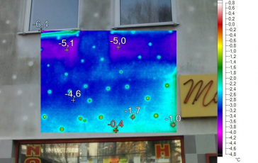 Obr. 1: Dalmatinový efekt – tepelné mosty způsobené fasádními hmoždinkami