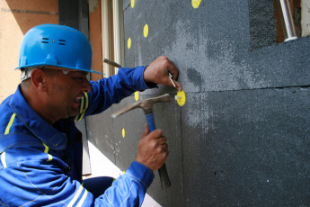 Obr. 2: Zatloukání hmoždinek není nutné, jde to i bez nich