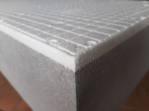 Obr. 5a: Nejnovější desky pro ETICS ISOVER EPS GreyWall SP (Sun Protect) mají šedé jádro opatřené bílou vnější ochrannou vrstvou, která umožňuje montáž na přímém slunci včetně montáže z lávek.