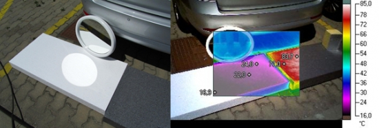 Obr. 3a: Sestava bílého a šedého EPS pro určení rozdílu teplot vlivem oslunění a teplotního odrazu. „Teplotní ovál“ od odrazu zrcadla se na infrasnímku téměř nezobrazuje. Bílá barva desky odráží sluneční paprsky dále do prostoru a teplotu bílé desky prakticky neovlivňují.