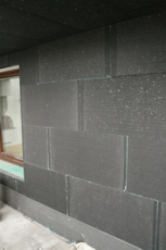 Obr. 4: Typický důsledek aplikace šedých fasádních desek na přímém slunci – mezírky mezi deskami a následné dopěnění. Stínění sítěmi je nutné.