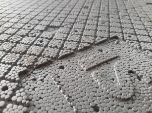 Obr. 6a: Desky ISOVER EPS GreyWall SP jsou opatřeny oboustrannou vaflovou strukturou pro výbornou přídržnost lepidel a stěrek