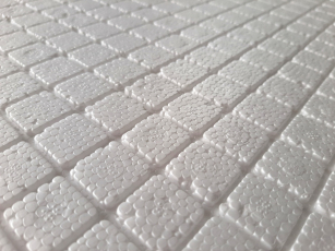 Obr. 6b: Desky ISOVER EPS GreyWall SP jsou opatřeny oboustrannou vaflovou strukturou pro výbornou přídržnost lepidel a stěrek