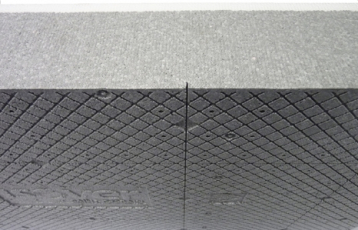 Obr. 7: Nářezy na rubové straně pro omezení průhybu a napjatosti desky