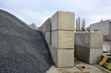 Realizace – dělicí zídky pro skládkování kameniva