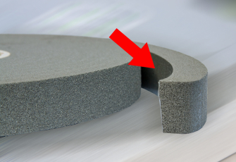 Akrylová samolepicí vrstva umožňuje snadnou a rychlou aplikaci, a zároveň nedojde ke slepení pásky v roli