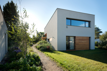 Okna i balkonové dveře (včetně pásu oken v ložnici rodičů) jsou vyrobeny z hliníkových profilů Schüco AWS 75 BS.HI+ s vysoce tepelněizolačním trojsklem